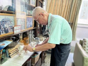 Read more about the article 古坑咖啡耆老：誤打誤撞工程師成為台灣第一位烘豆師-陳守宜